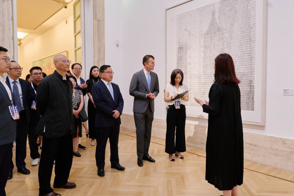长江配资 “永恒之城”的穹顶下，东方美学意境与西方当代笔触交汇